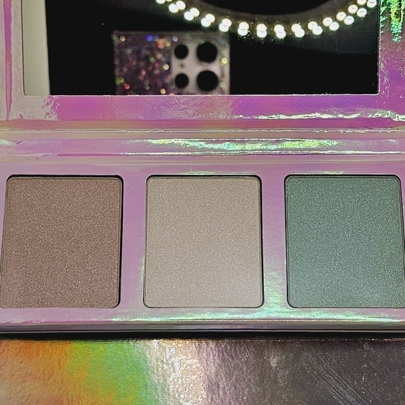 Essence Go for the Glow Highlighter Palette - Picture 4 of 5